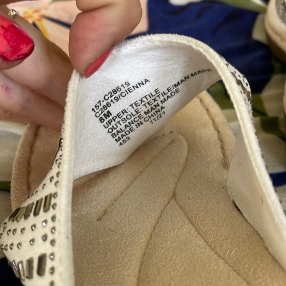 Brand New Cliffs Cienna Cushioned Footbed Low Wedge Thong Sandals Stone Design - Picture 10 of 13